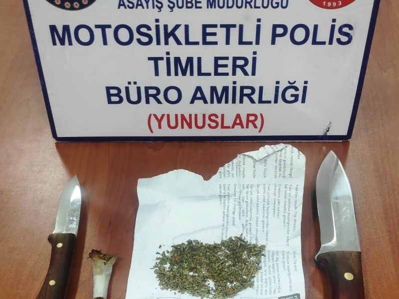 KÜTAHYA’DA 3 KİŞİNİN BULUNDUĞU ARAÇTA UYUŞTURUCU MADDE VE KESİCİ ALET ELE GEÇİRİLDİ