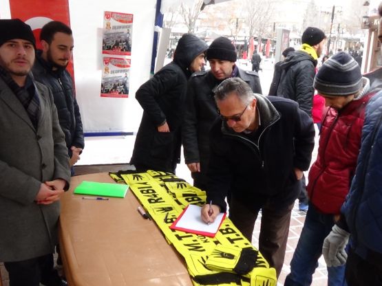 MTTB'li gençler, halkın Halep meselesine olan duyarlığını daha da artırmak için  imza kampanyası başlattı