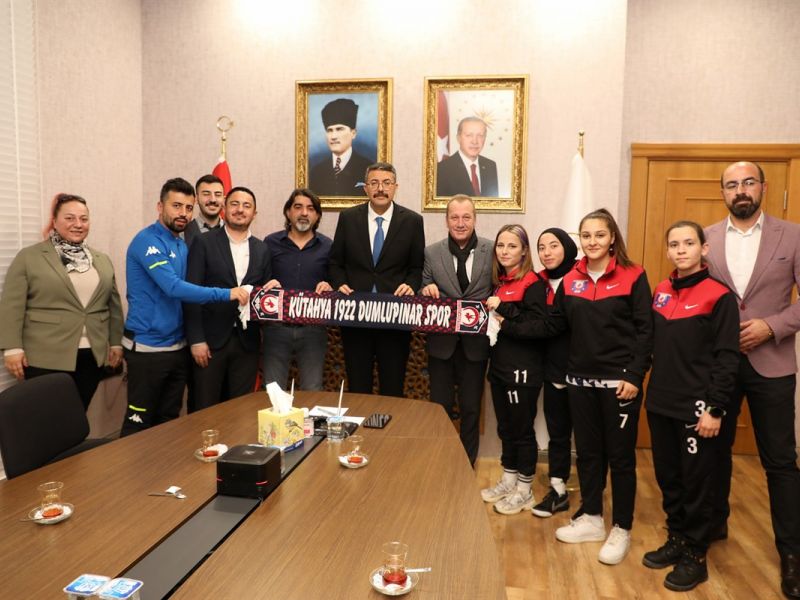  VALİ ALİ ÇELİK, 1922 DUMLUPINAR SPOR KULÜBÜ KADIN FUTBOL TAKIMIYLA BİR ARAYA GELDİ