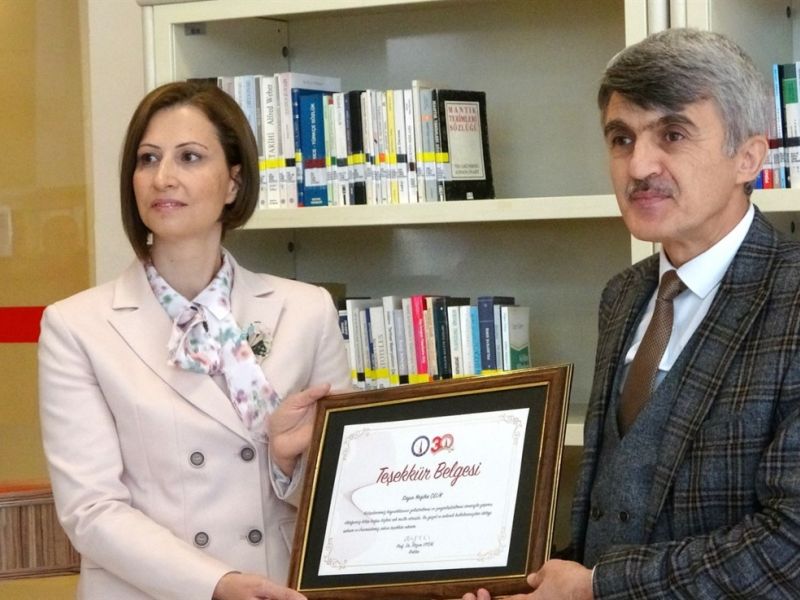 VALİ ALİ ÇELİK’İN EŞİ NEZİHA ÇELİK, DPÜ KÜTÜPHANESİ’NE KİTAP BAĞIŞLAYAN İLK KADIN OLDU